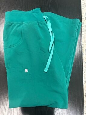 FIGS Women's Straight-Leg Scrub Pants in Emerald Green